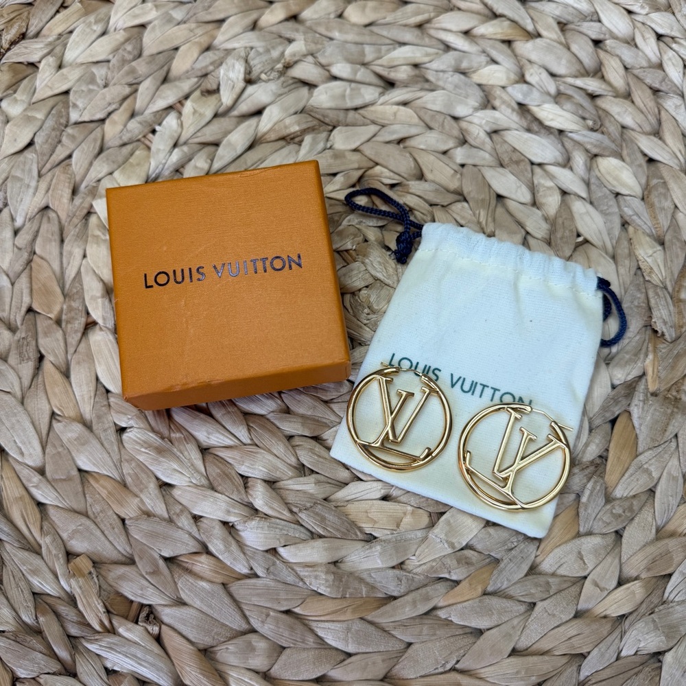 NEW Louis Vuitton Louise Hoop GM Gold Earrings 1.5in - Picture 5 of 6